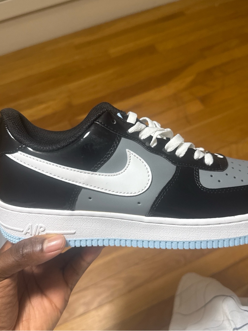 Nike Kids Low-Top Sneakers in Black, Gray, White